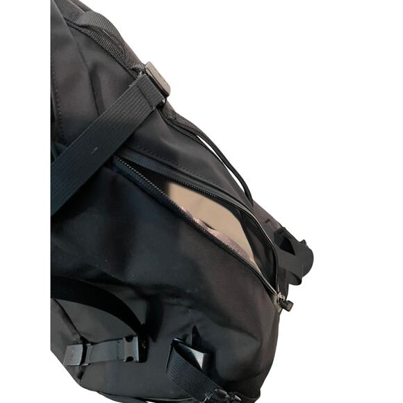 YETI Crossroads® 27L Carry On Backpack Black - Picture 3 of 4